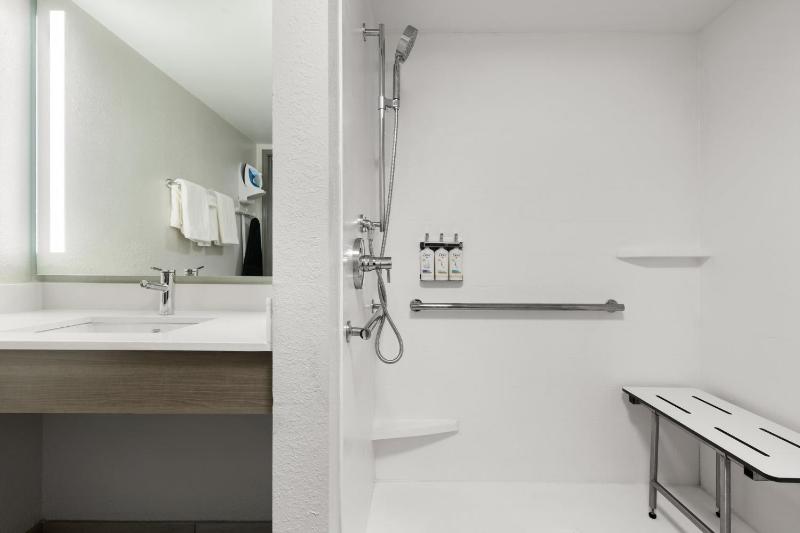 King Room Hearing Accessible with Roll-In Shower image 1