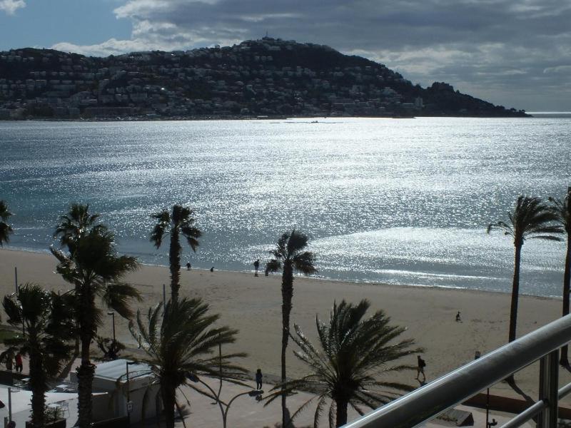 Apartamento en Rosas Santa-Margarita con vistas al mar piscina y acceso directo a la playa - ES-204-42 - image 3
