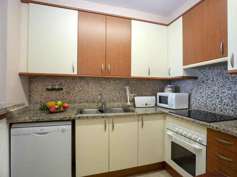 Apartamento en Empuriabrava: Frente al Mar Piscinas Parking y Vistas a la Bahía - HISP-288-39 - image 14
