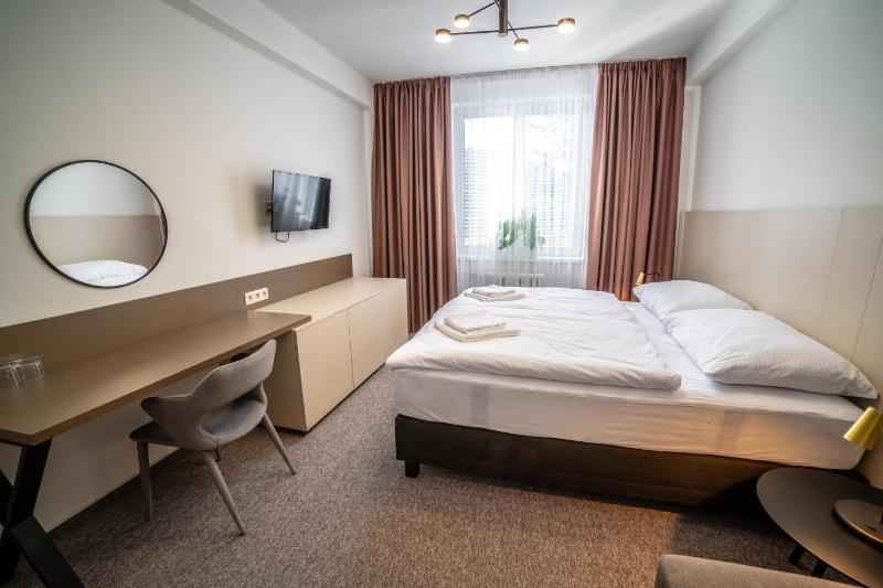 Deluxe Double or Twin Room image 4