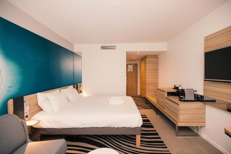 Executive Room with One Double Bed and One Sofa image 4