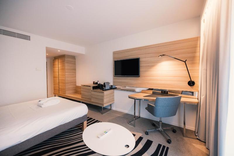 Executive Room with One Queen Bed and One Sofa image 2