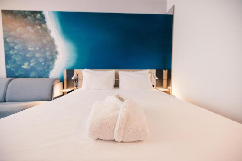 Executive Room with One Queen Bed and One Sofa image 3