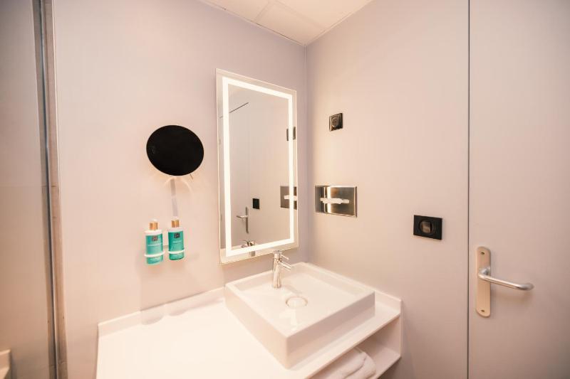 Executive Room with One Double Bed and One Sofa image 3