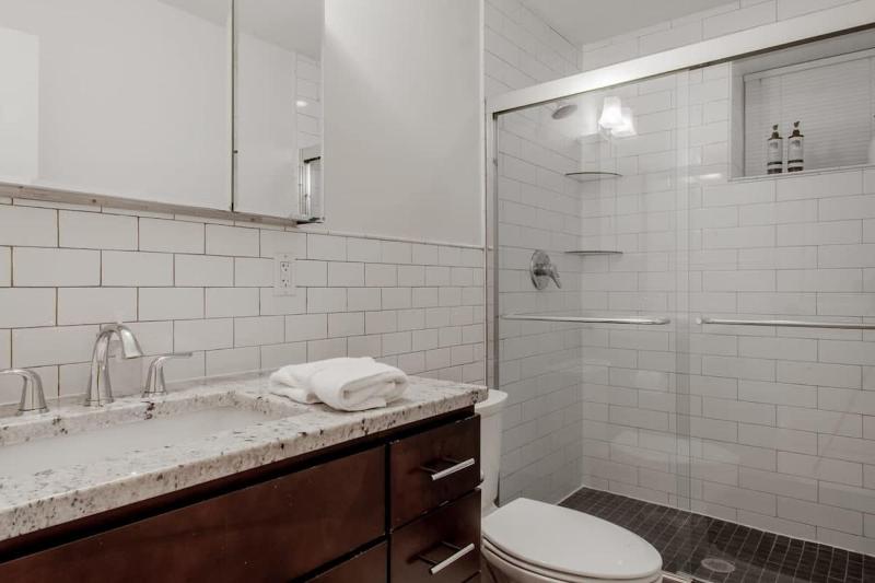 2BR - Near Corridor DC Streetcar Union Station - image 4