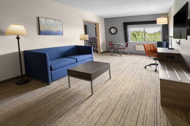 One-Bedroom Suite with Jetted Tub image 4