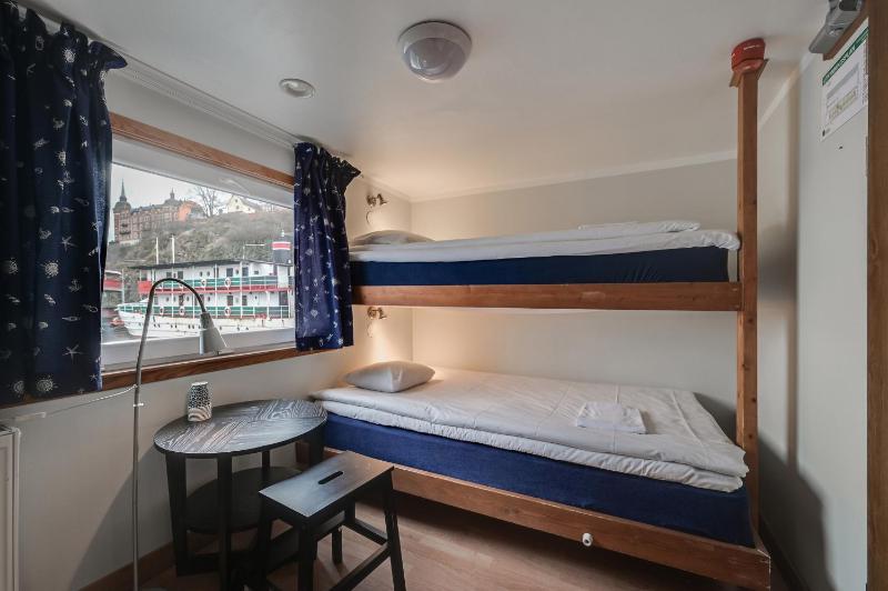 Economy Double Cabin with Shared Bathroom - Sea View image 2