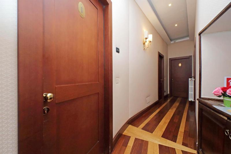 Double Room with Balcony image 2