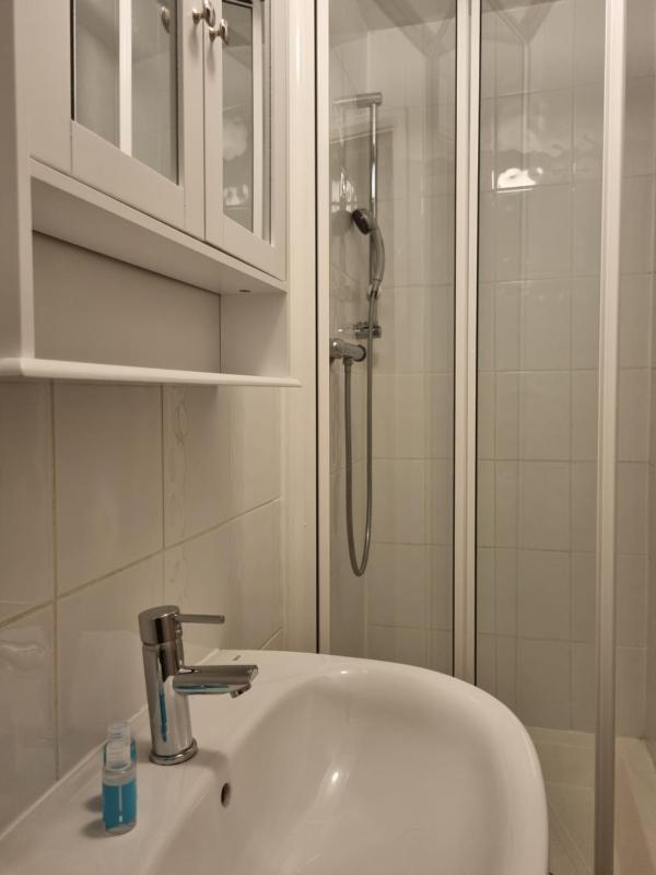 Single Room with Private External Bathroom image 3