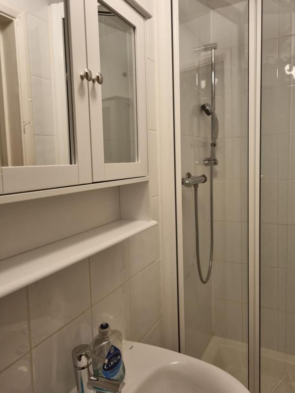 Single Room with Private External Bathroom image 2