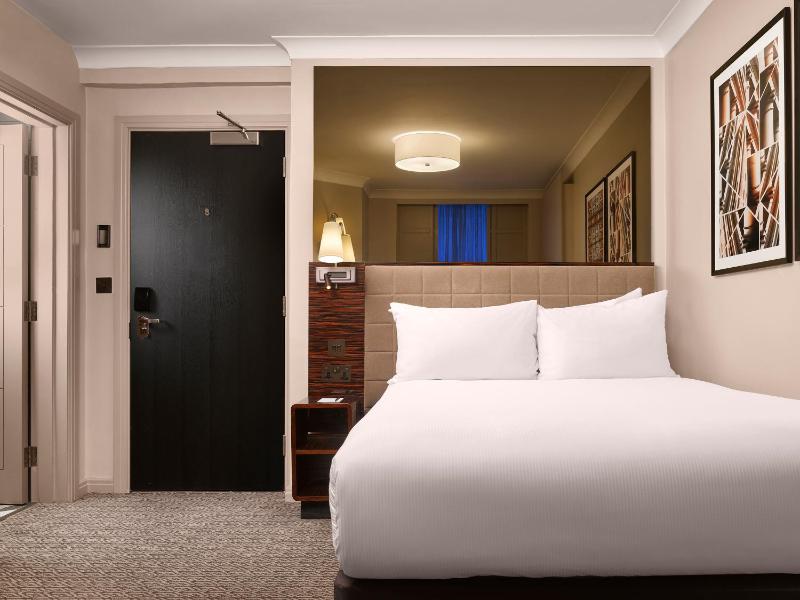 Classic Double Room image 4