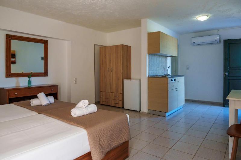 Studio (2 Adults) image 3