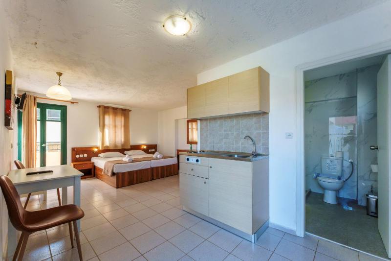 Studio (2 Adults) image 4