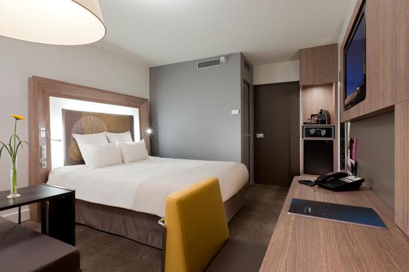 Executive Room with 1 Queen-Size Bed with Eiffel Tower View image 3