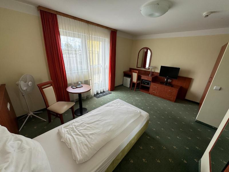 Large Single Room image 3