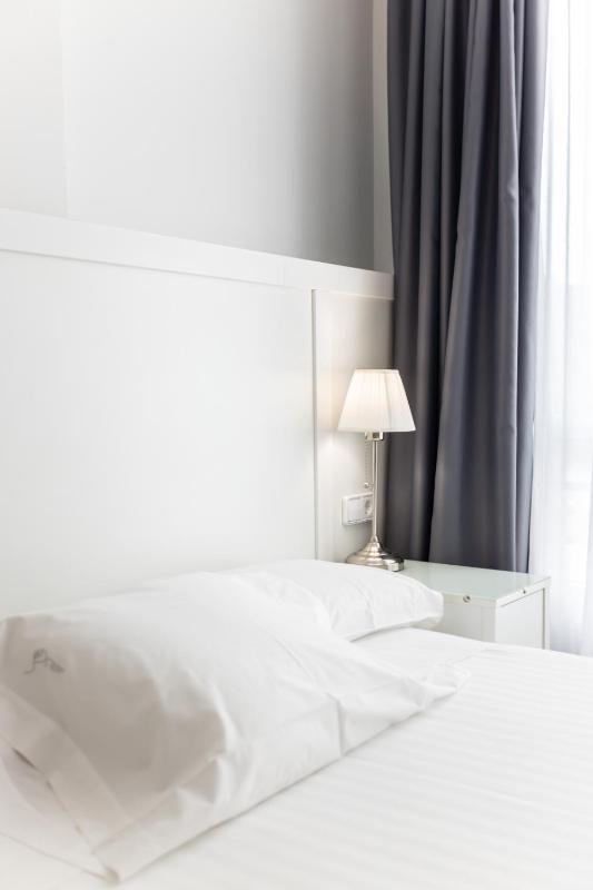 Superior Room with View to the Pedestrian Street  image 4