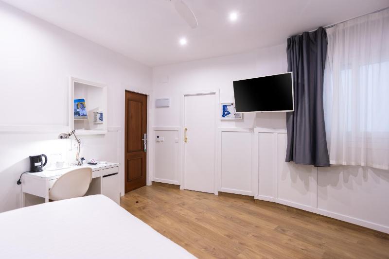 Economy Triple Room with Interior Patio View image 4
