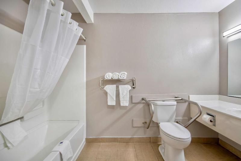 Quadruple Room - Disability Access - Non-Smoking image 3