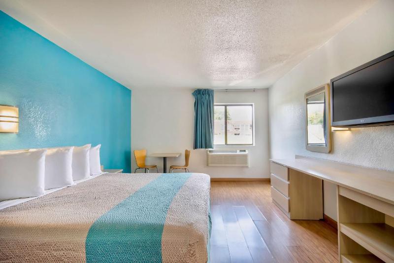 King Room - Non-Smoking image 3