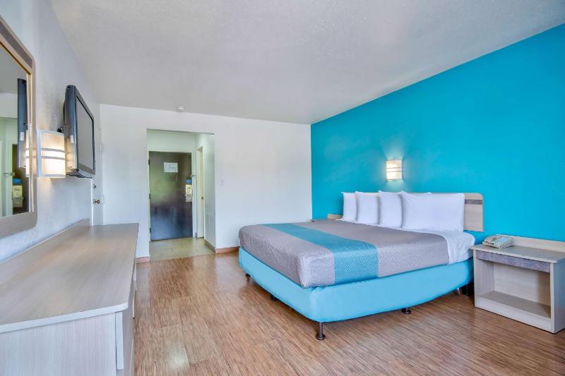 King Room - Non-Smoking image 4