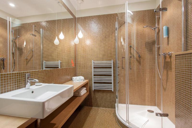 Standard King Room with Balcony and Sea View image 2