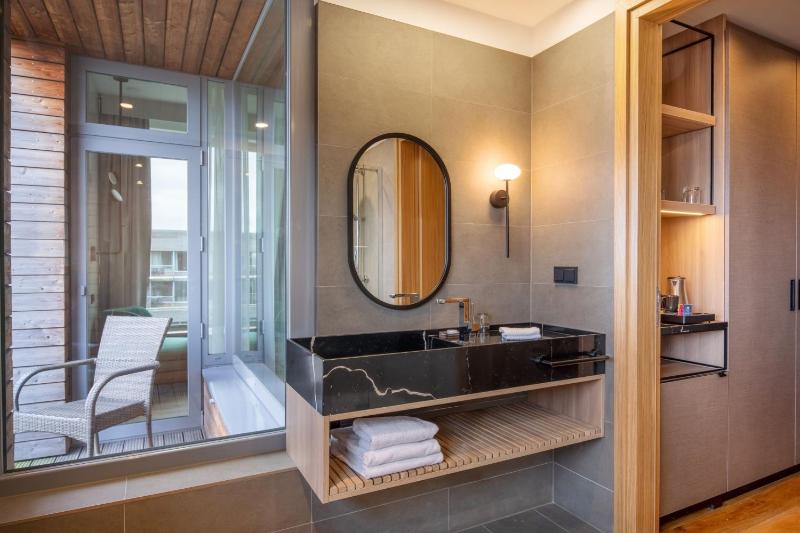 Superior King Room with Balcony and Sea View image 2