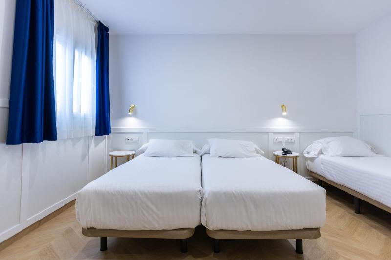 Economy Triple Room with Interior Patio View image 1