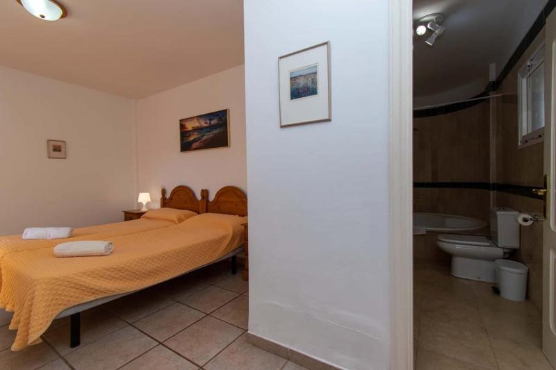 Benimar 13 - Two Bed overlooking the pool - image 9