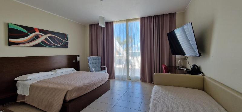 Junior Suite with Terrace and Sea View image 1