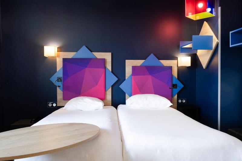 Standard Twin Room image 4