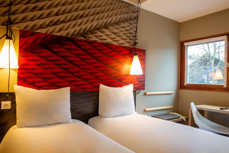 Standard Room with 2 Single Beds image 3