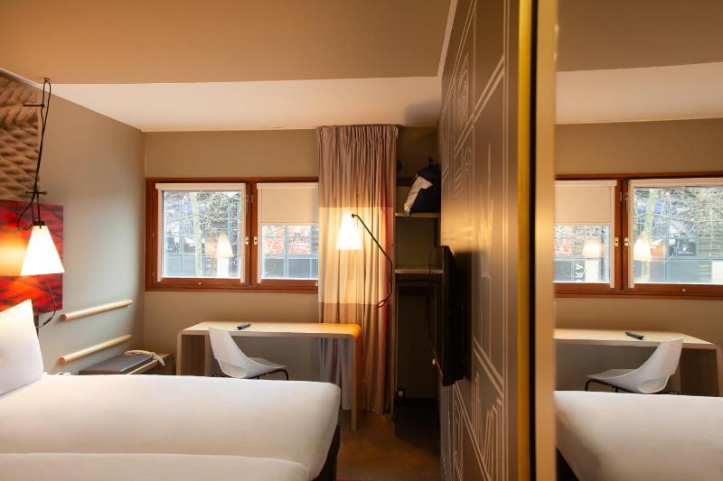 Standard Room with 2 Single Beds image 1