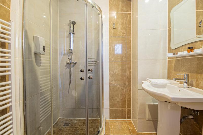 Double Room image 3