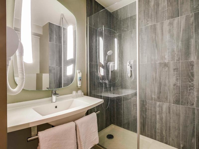 Standard Double Room - Disability Access image 3