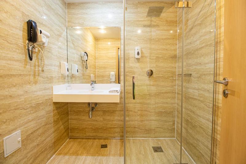 Basic Triple Room image 4