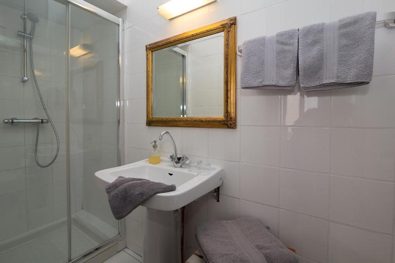 Twin Room image 4