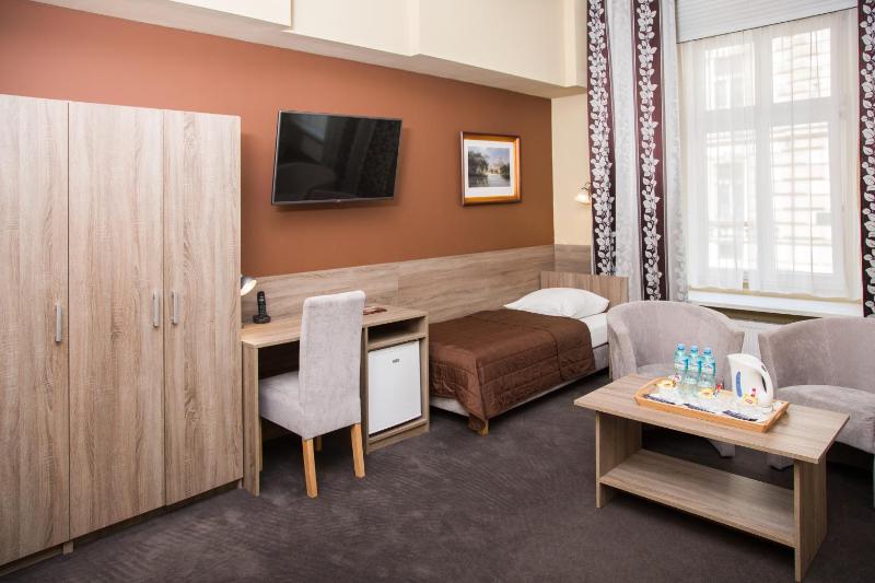 Deluxe Triple Room image 4