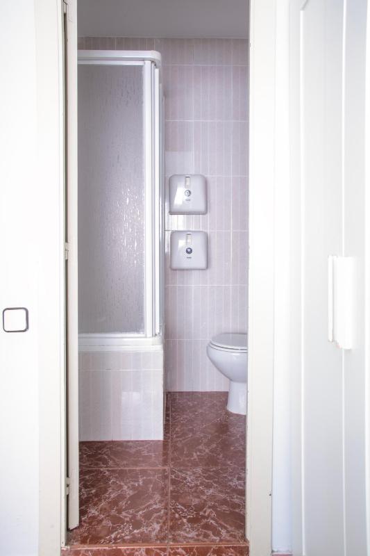 Barcelona City Street Hostal - image 12