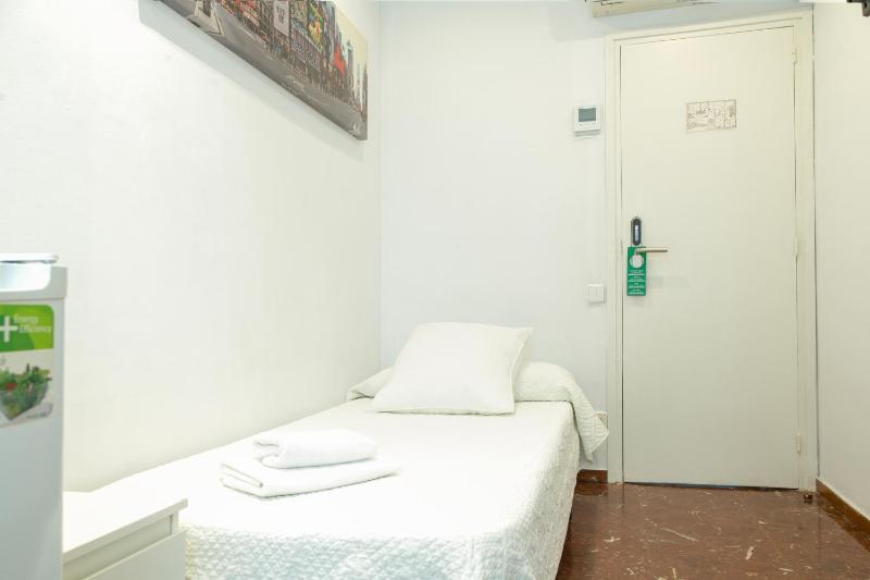 Single Room with Private External Bathroom image 4