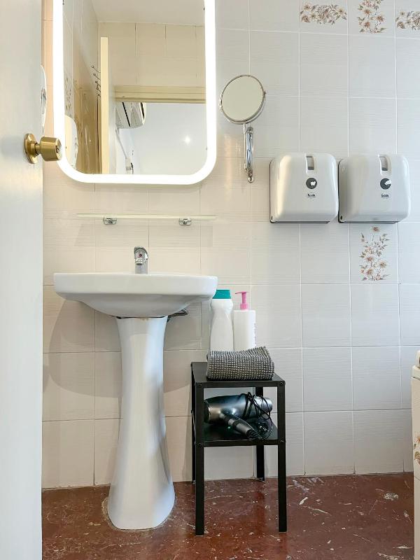 Single Room with Private External Bathroom image 2