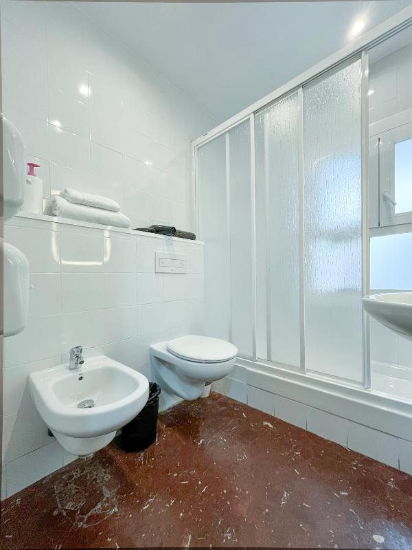 Barcelona City Street Hostal - image 3