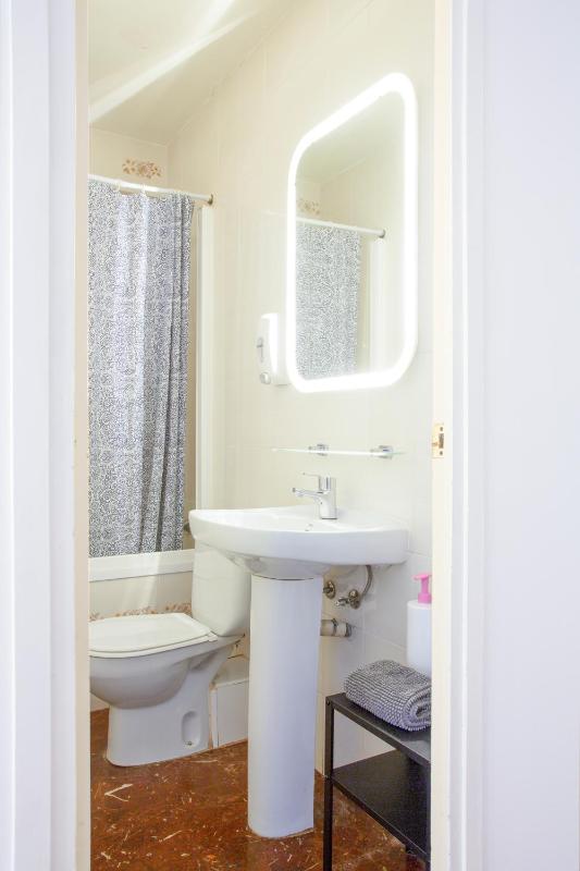 Single Room with Private External Bathroom image 1