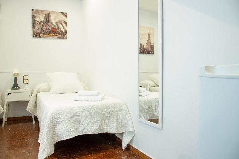 Barcelona City Street Hostal - image 10