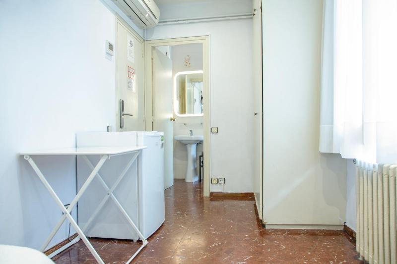 Barcelona City Street Hostal - image 6