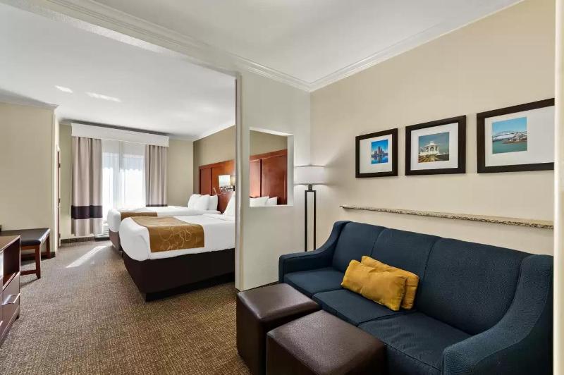 Queen Suite with Two Queen Beds - Non-Smoking image 4