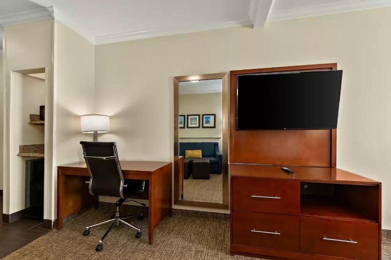 Queen Suite with Two Queen Beds - Non-Smoking image 2
