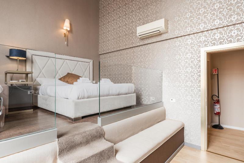 Deluxe Double Room image 4