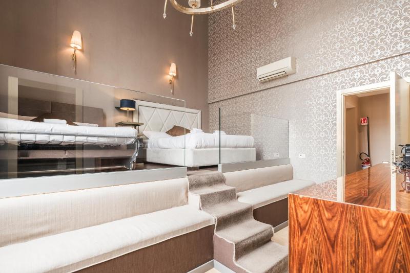 Deluxe Double Room image 2