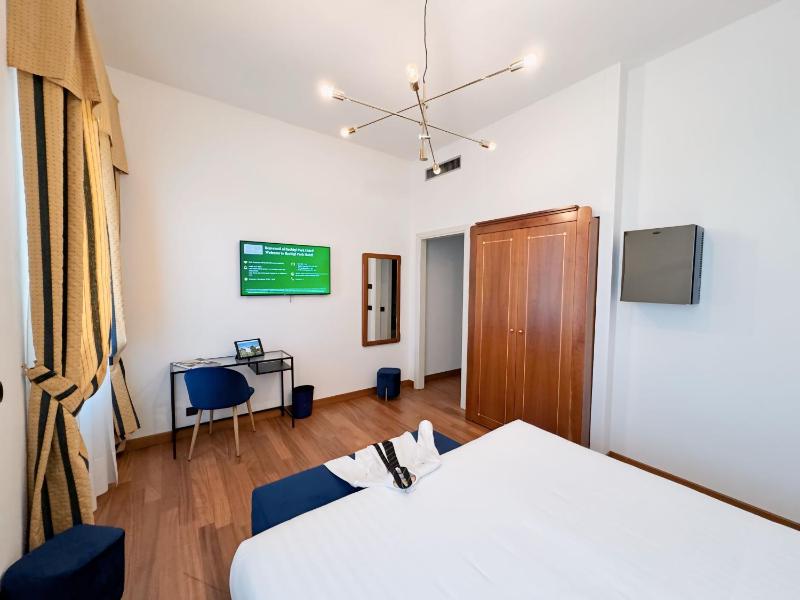 Standard Double Room image 3