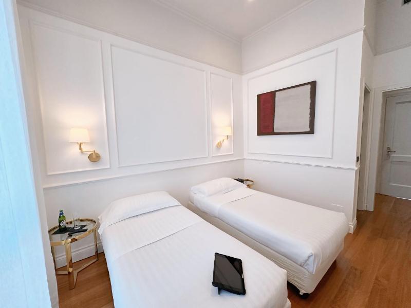 Standard Twin Room image 3